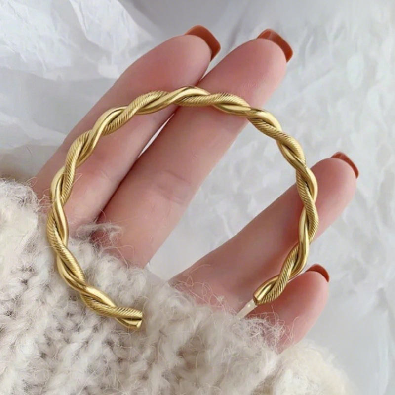 Red de celebridades con el mismo estilo de pulsera de apertura de giro de oro de arena, pulsera de apertura en forma de C chapada en oro retorcido de acero inoxidable, joyería al por mayor