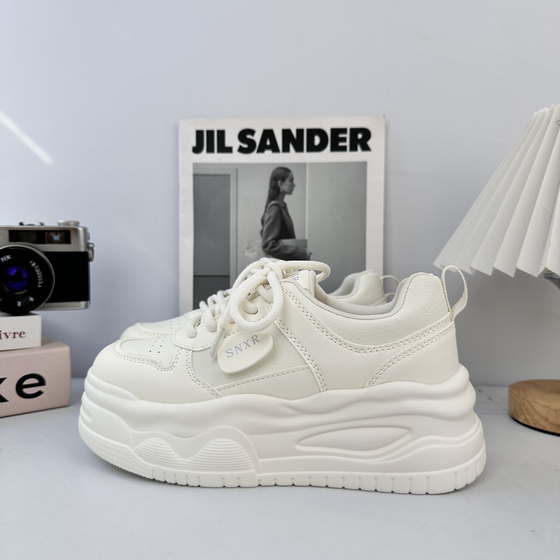 Pequeños zapatos blancos para mujeres 2025, nuevos zapatos de pan de suela gruesa, zapatos deportivos de skate casuales de mujer.