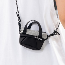 小众设计个性小挎包街头时尚Q版男士斜挎包中学生耳机零钱小包包