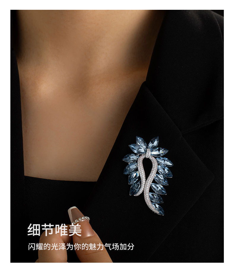 时尚优雅飘蓝澜胸针小众高级感水晶胸花欧美奢华复古别