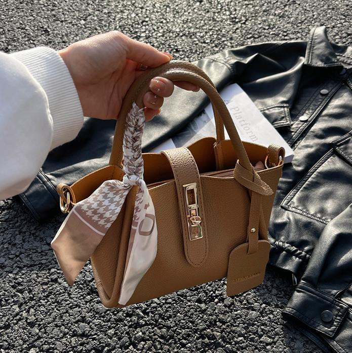 Bolso de mano de estilo occidental de alta gama para mujer 2024 nuevo bolso de cubo de agua de fuego súper popular bolso de mensajero retro de tendencia salvaje