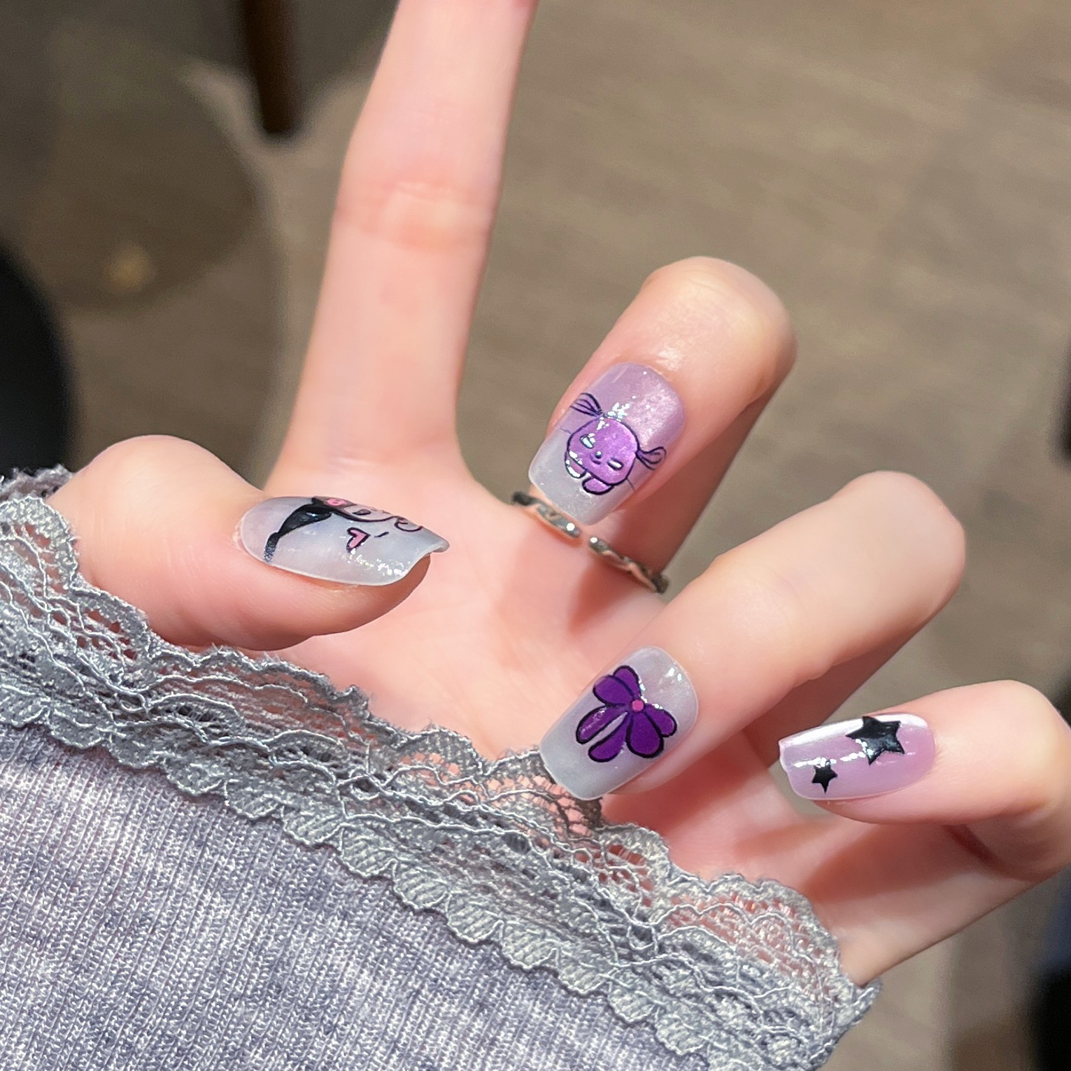 Cute dibujo animado prefabricado para usar uñas púrpura manicure falso parche de uñas desmontable corto ojo de gato manicure
