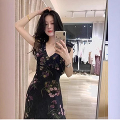 兄の家のデパートの同じタイプの婦人服2025夏の新型の気質の高級感は腰の黒い花のワンピースの女性を絞めます。