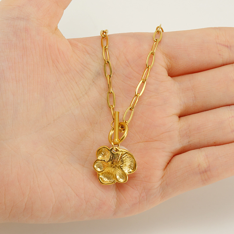 Verano transfronterizo nuevo collar de perlas elegante de las mujeres de alto grado irregular de acero de titanio colgante Cadena de clavícula al por mayor