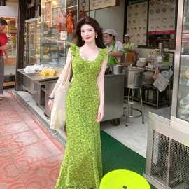 设计感绿色蕾丝方领连衣裙女夏季新款海边多巴胺穿搭显白高腰长裙