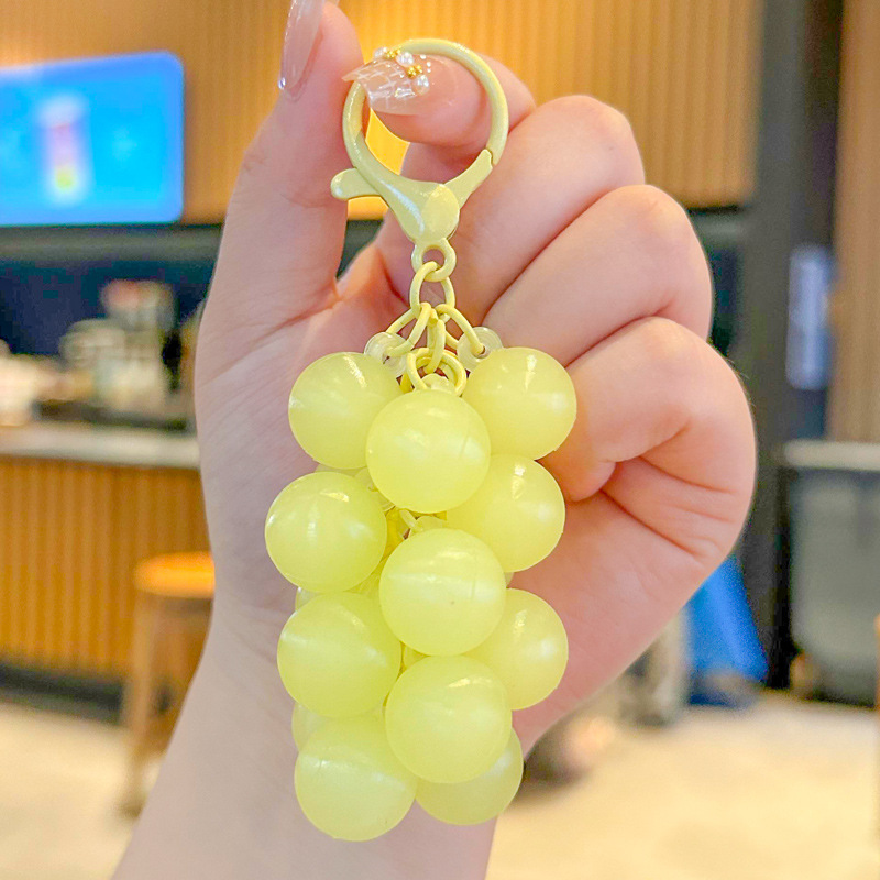 かわいい発光ブドウキーホルダークリエイティブ pvc 接着剤ビーズ小さな新鮮な色のブドウペンダント小さなギフトバッチ|undefined