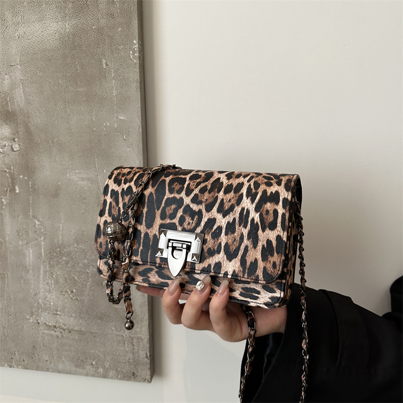 2024 nuevo bolso de mujer transfronterizo portátil retro cadena leopardo bolso de nicho diseño personalidad bolso de mochila