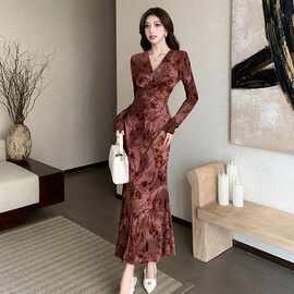 提花包臀法式复古2024新显瘦秋图案长裙连衣裙女长袖气质收腰