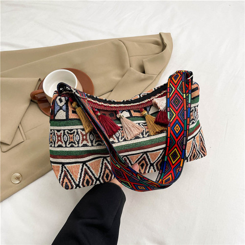 Cross-border 2024 summer new ethnic style bag women's trendy crossbody bag wide shoulder strap women's bag foreign style tassel bucket bag