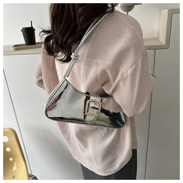 Women's All Seasons Pu Leather Solid Color Streetwear Square Magnetic Buckle Square Bag display picture 3