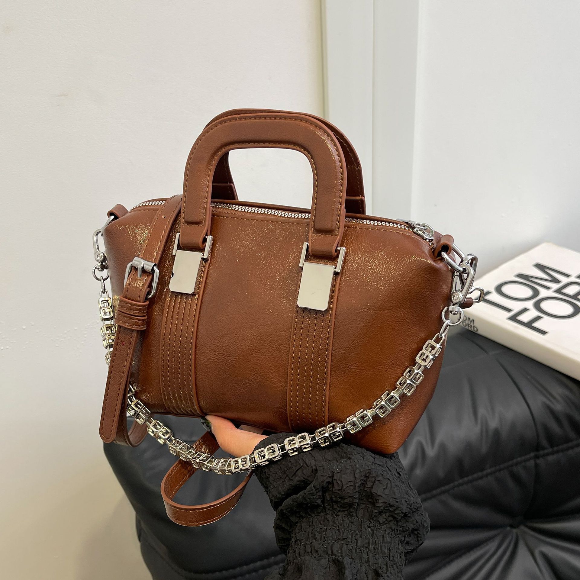 Bolso de mujer de moda bolso de mensajero de textura de color sólido 2025 otoño e invierno nuevo bolso de viajero simple bolso de mano