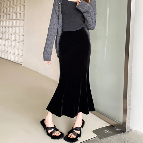 Simple gold velvet skirt, mermaid-style midi skirt—autumn/winter chic, slimming, figure-flattering, and versatile for a sleek, all-around look.