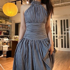 欧米風の婦人服2025春の新型ファッションの個性は背中を背負って腰の気質を収めます。