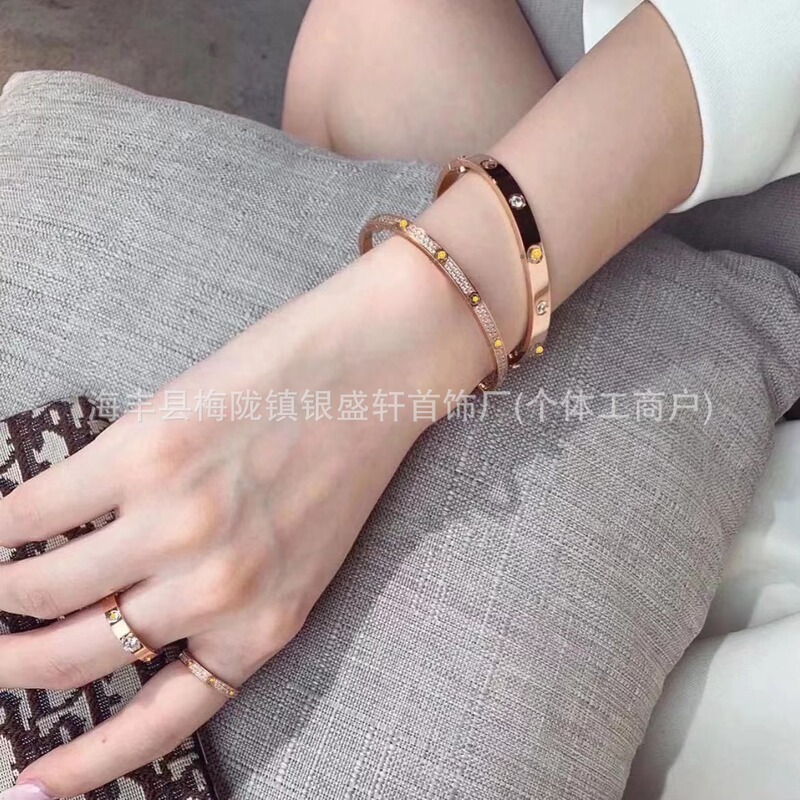 K's High Version V Gold Bracelet with Gypsophila Thick 18K Gold Plated Bracelet for Men and Women Couple Gifts Factory Direct Sales and Dropshipping K's High Version V Gold Bracelet with Gypsophila Thick 18K Gold Plated Bracelet for Men and Women Couple Gifts Factory Direct Sales and Dropshipping