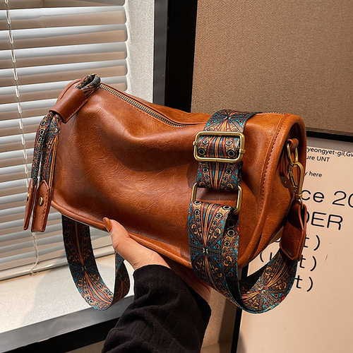 Trendy Women's Bag for Foreign Trade, 2024 Summer New Arrival, Fashionable Wide-Strap Crossbody Bag, Niche Internet-Famous Pillow-Shaped Women's Bag