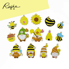 跨境春日小蜜蜂项链吊坠DIY合金滴油配件钥匙扣蜂窝太阳花小矮人