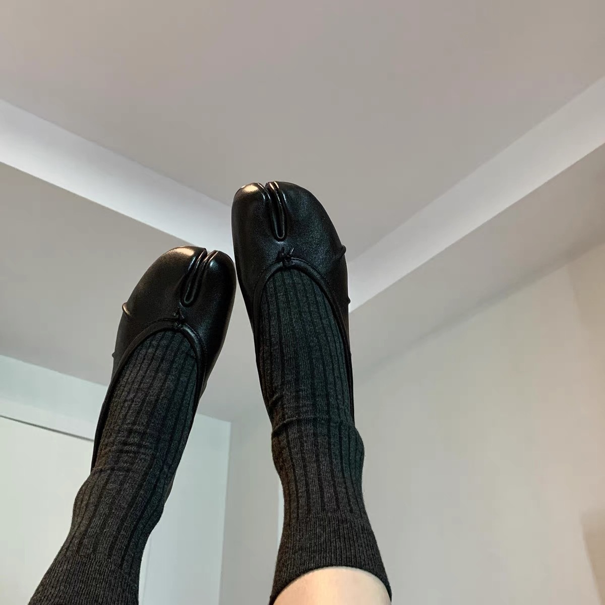 羊皮版~真皮褶皱软底分趾鞋女猪蹄玛丽珍单鞋黑色小皮鞋平底瓢鞋