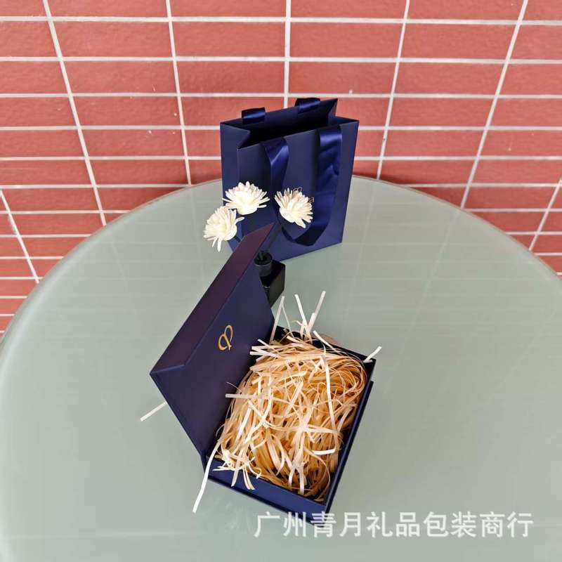 CP家d肌肤长隔离包装盒蓝色小翻盖套装礼盒礼袋手提袋现货|undefined