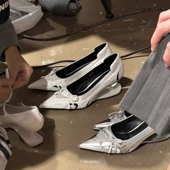 【現品】未来風蝶結びスポーツ風レトロなレーシングシューズが浮いています。