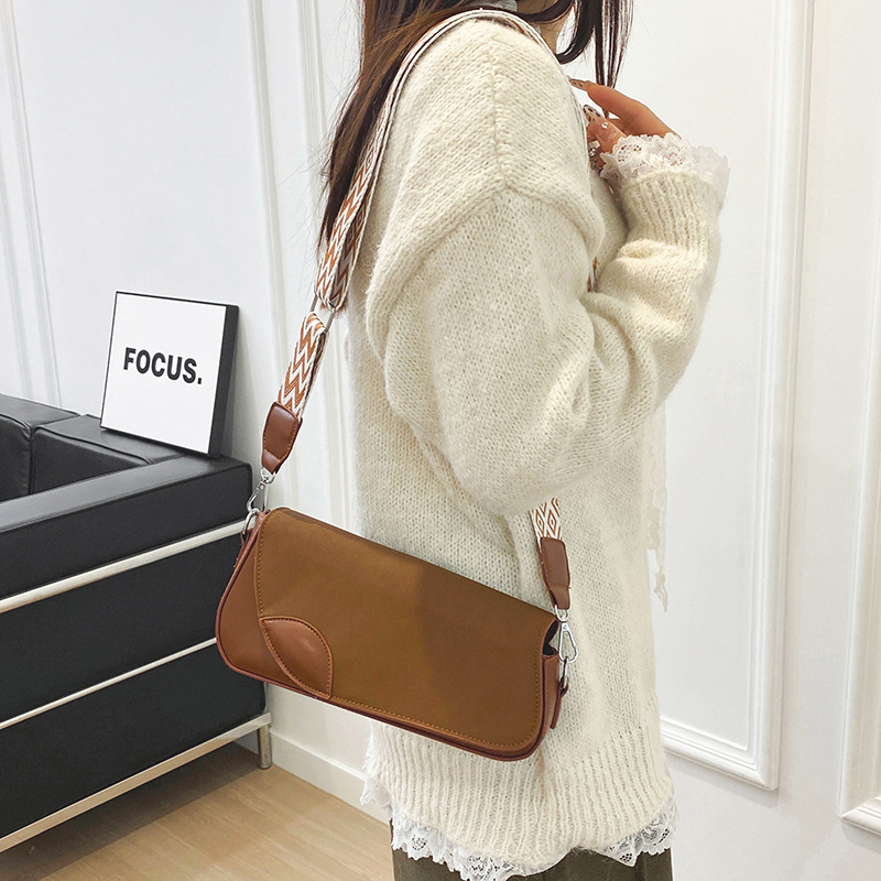 Bolsos pequeños con textura transfronteriza 2025 verano nuevo estilo bolso femenino diseño de nicho bolso de hombro retro bolso de mensajero con correa de hombro ancha