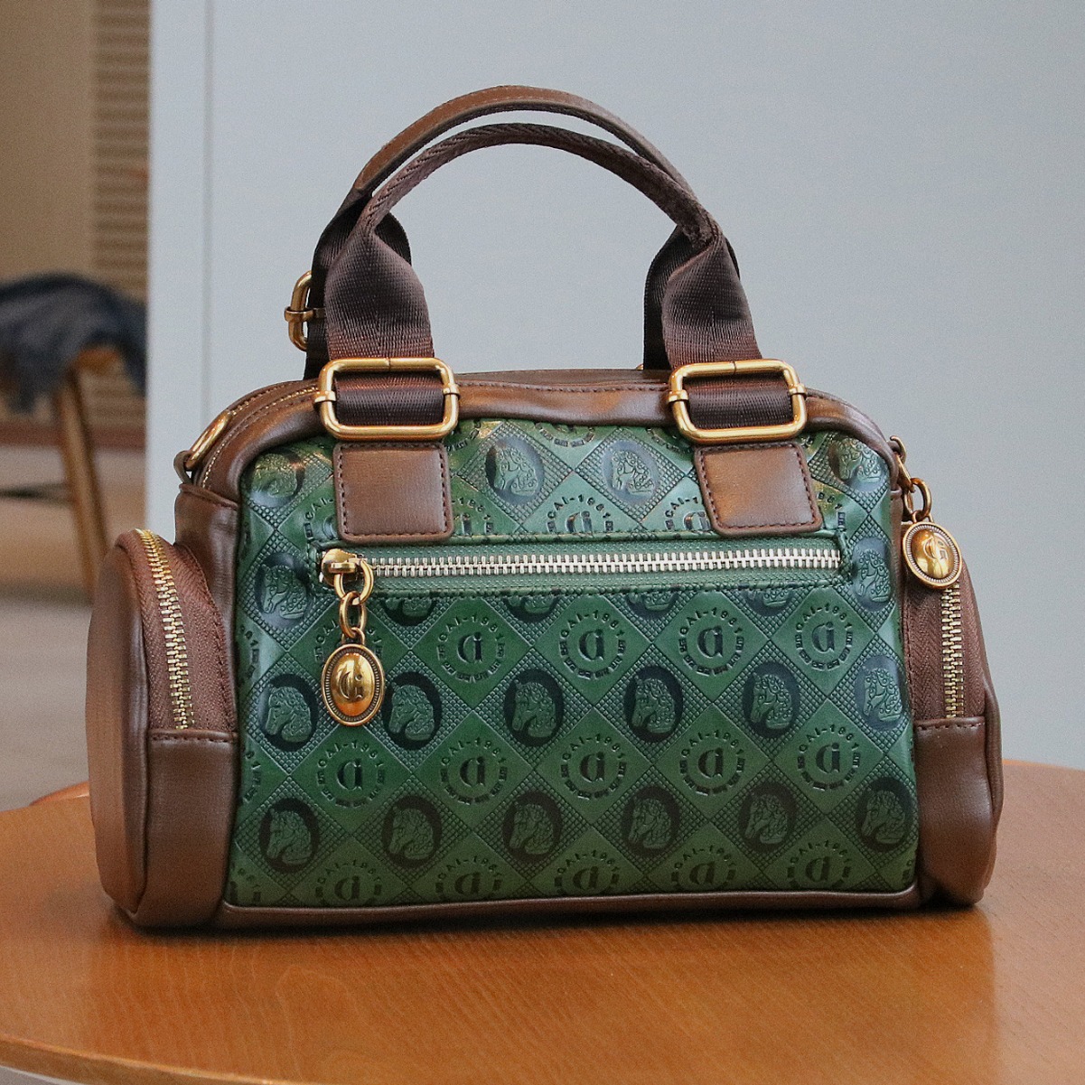 Temperament women's handbag new fashionable multi pocket casual versatile high-end sense versatile PVC crossbody bag_voghion.com