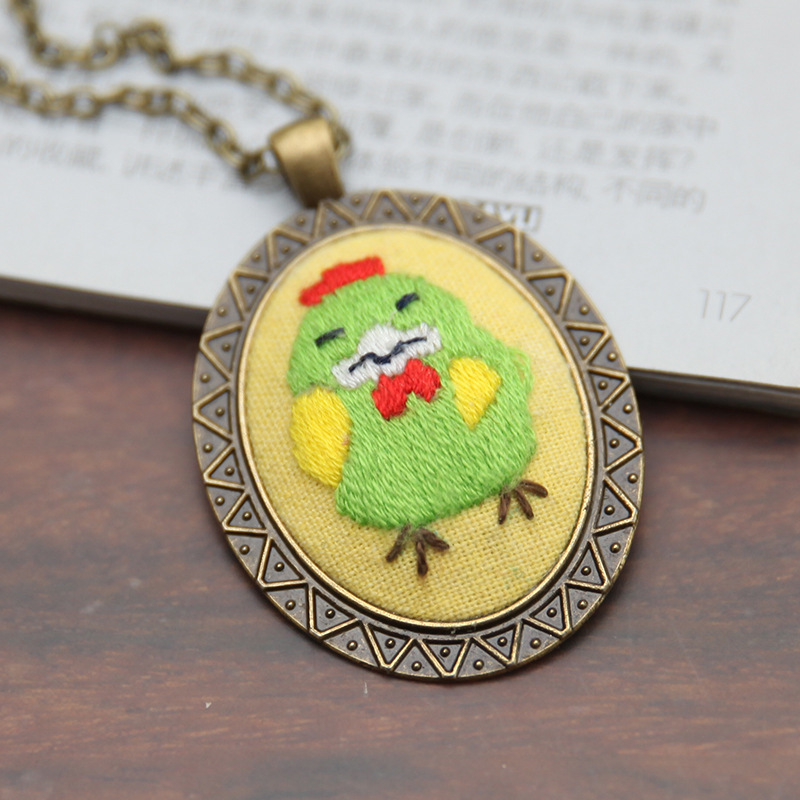Fábrica hecha a mano DIY tejido suéter cadena novato europeo bordado flor y hierba material paquete aguja hilo Lu bordado COLLAR COLGANTE