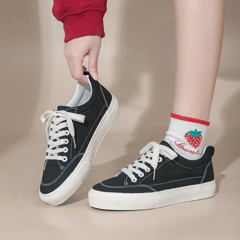 Zapatos blancos de pareja primavera nuevos zapatos casuales de mujer, zapatos de skate de altura baja zapatos de lona zapatos blancos al por mayor