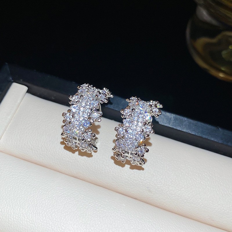 Pendientes de perlas de flor de circón de aguja de plata, pendientes de lujo de alta gama de lujo ligero exquisito, pendientes de todo fósforo blanco de moda de nicho al por mayor