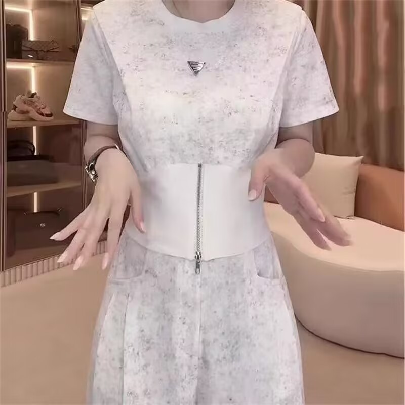 ヨーロッパ夏の女性用半袖スポーツスーツ 2024 新しいファッショナブルでスタイリッシュなデザインのアイスシルクワイドレッグパンツ 2 点セット|undefined