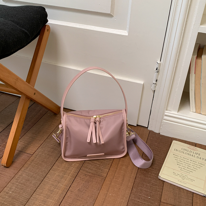 Bolsa de tela de nylon de gran capacidad para mujeres verano 2026 nueva moda moda moda bolsas de almohada de viaje bolsa de ocio