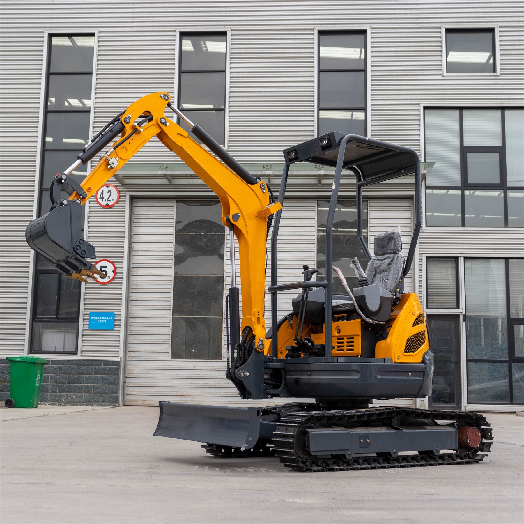 出口美国小型家用挖掘机 2.5吨抓木耙草小挖机 农用履带式挖沟机