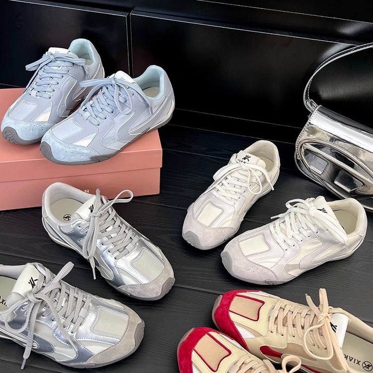 La marea no es sur ~ Zapatos plateados Forrest Gump 2025 nuevo estilo aumento de 4cm zapatos de entrenamiento alemanes zapatos deportivos de suela blanda de cuero para mujer