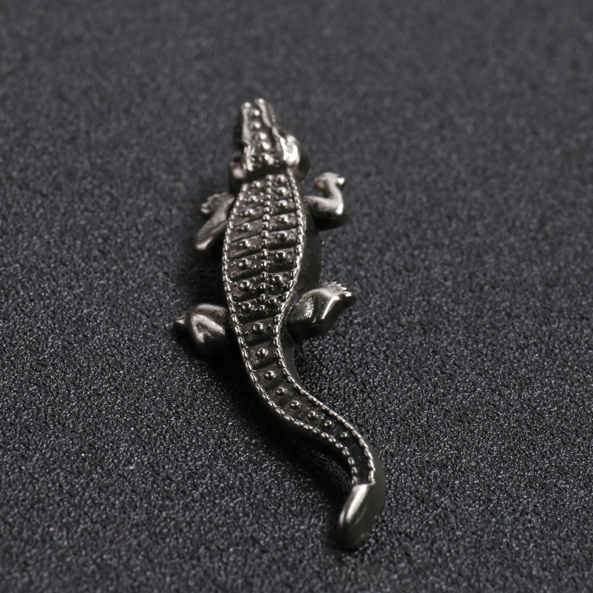 오래된 실버 악어