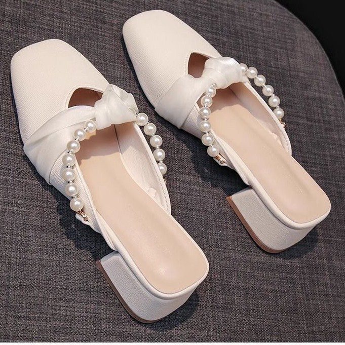 Fairy Pearl Baotou francés primavera / verano 2026 zapatillas nuevas zapatos de moda para mujeres falda perezosa media zapatilla