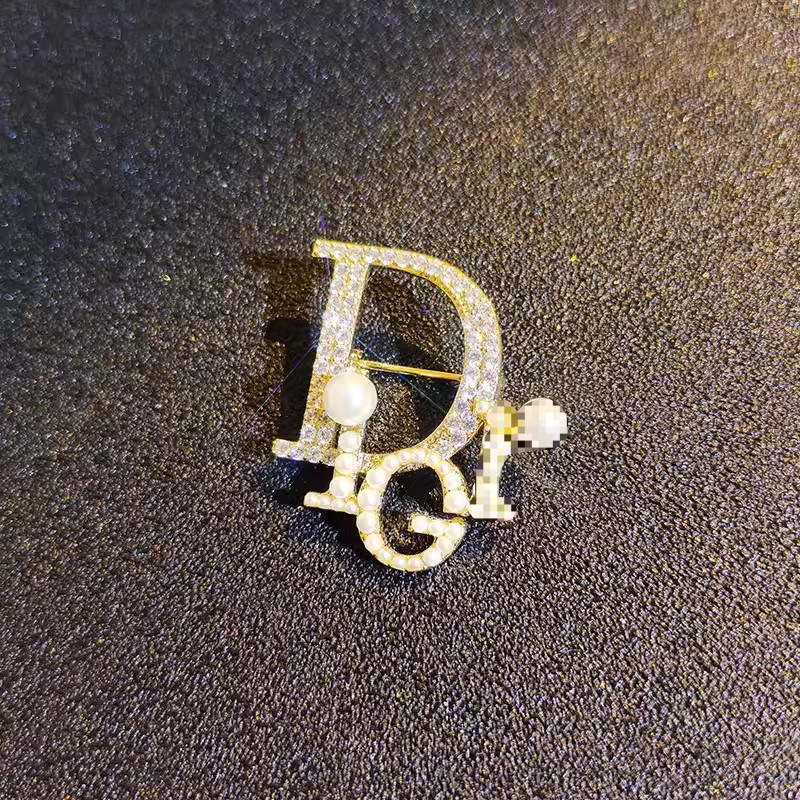 Nuevo estilo de Chanel broche de la letra de gama alta de las mujeres elegantes perla ramillete exquisito anti-exposición pin traje Accesorios