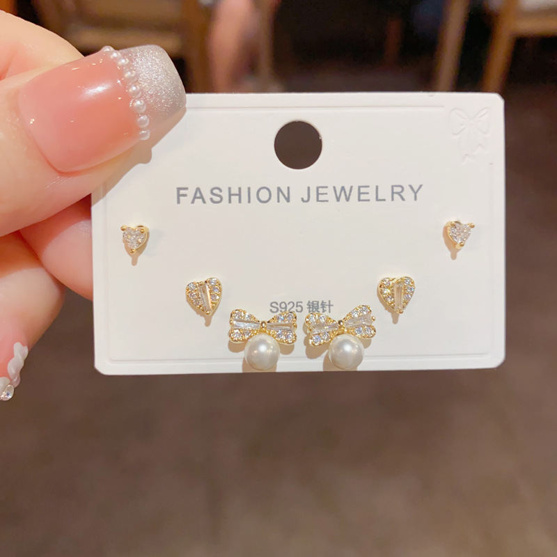 S925 aguja de plata micro incrustaciones de circón pendientes cortos pendientes de pelo corto japonés y coreano elegante todo-fósforo simple conjunto de tres piezas pendientes para las mujeres