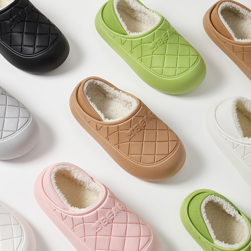 Nuevas zapatillas de algodón impermeable de invierno para mujeres en el hogar bolsa de peluche antideslizante doméstica tacones zapatos de algodón de fondo grueso para hombres al por mayor invierno