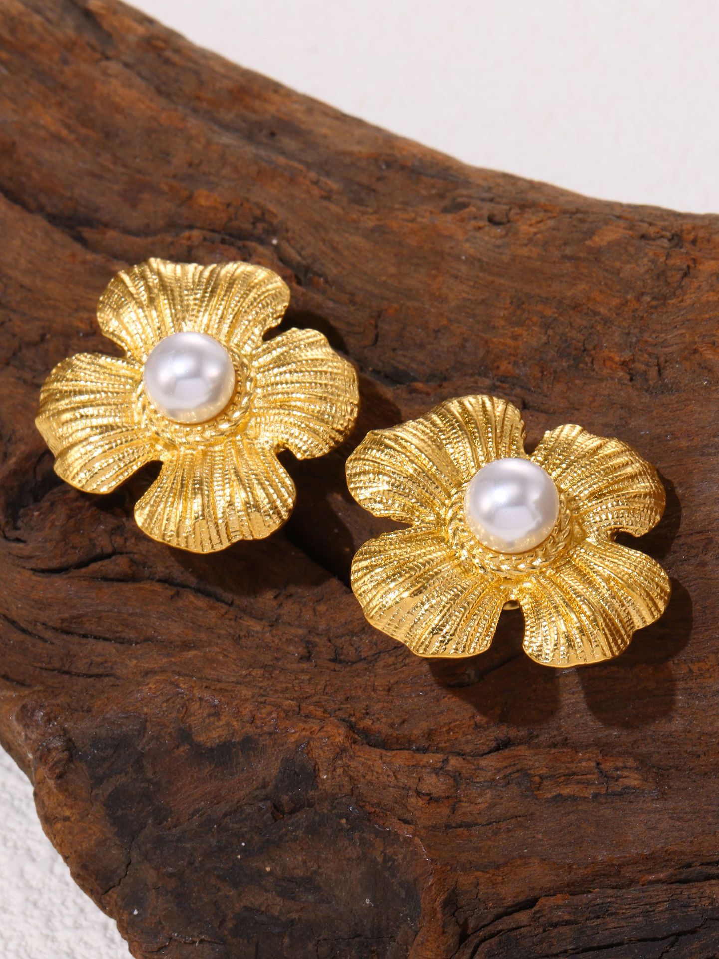 Quadratische Ohrringe mit zuckerartiger Blütenblattstruktur und Perlenbesatz, Damen-Ohrringe aus Edelstahl und passende Ohrringkombination_voghion.com