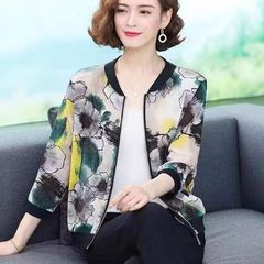 夏服の日焼け止め服の女性がゆったりしています。