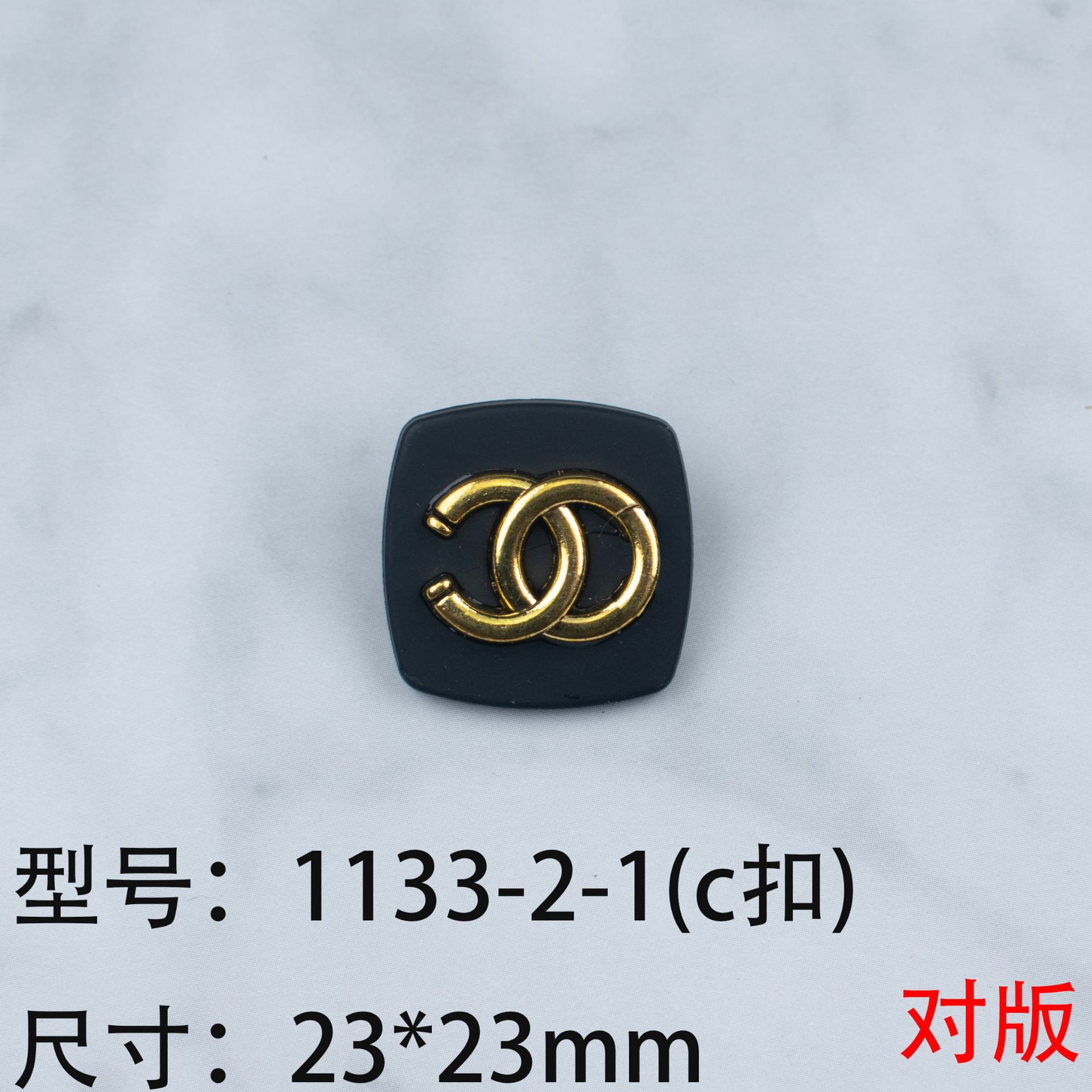 卸売りの軽豪華な貴族の小香風は漆の双cの小さいドリルのcボタンの髪飾りの紐の合金のアクセサリーの部品を焼きます。