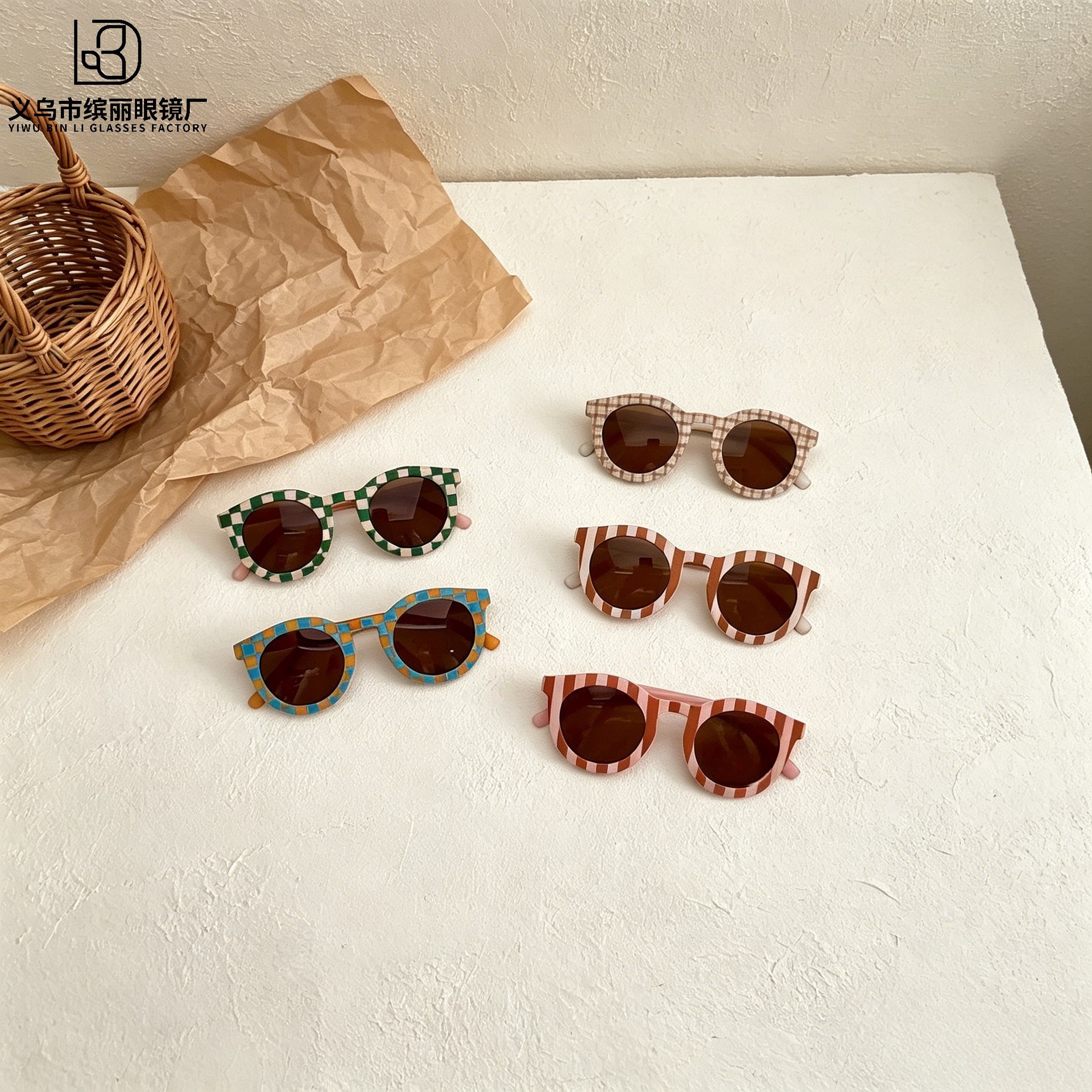 Retro children's fashionable sunglasses