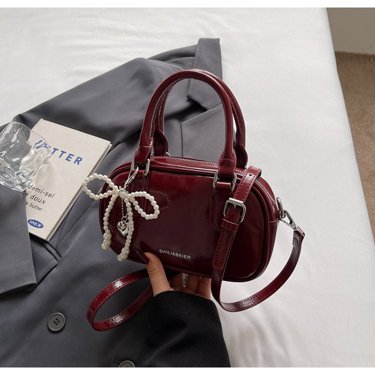A fashionable Korean-style small square bag for women in the summer of 2025, featuring a simple and retro single-shoulder, crossbody and hand-held pillow bag undefined