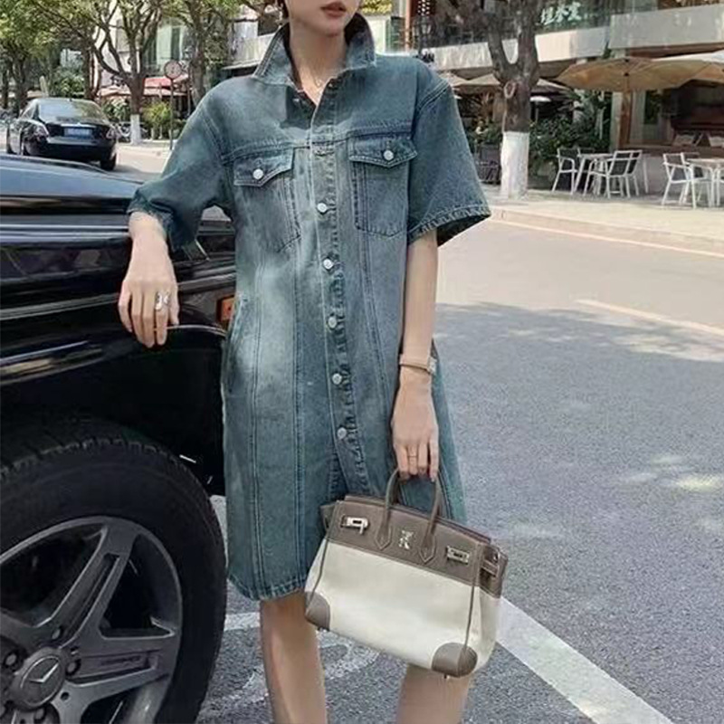 Italian HM denim dress, early autumn 2026 model, designed for petite figures, loose and slimming shirt dress with minor imperfections