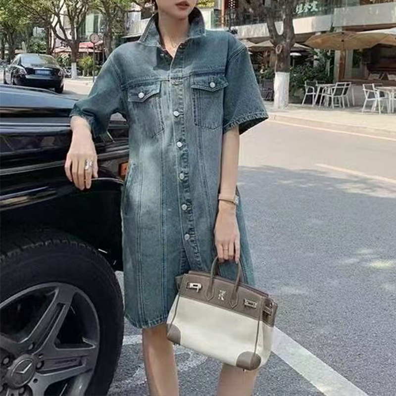 Italian HM denim dress, early autumn 2026 model, designed for petite figures, loose and slimming shirt dress with minor imperfections Italian HM denim dress, early autumn 2026 model, designed for petite figures, loose and slimming shirt dress with minor imperfections
