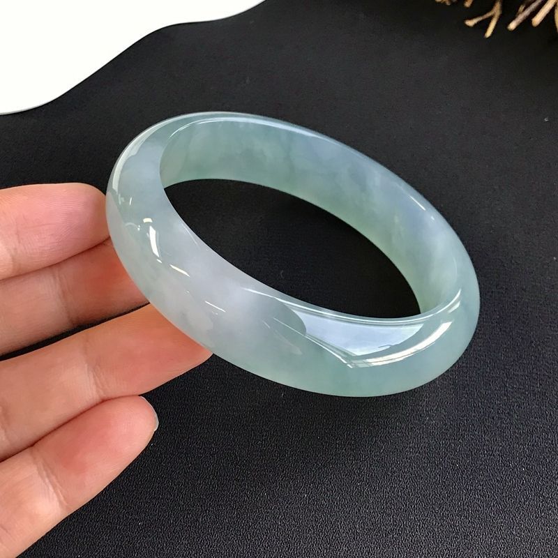 Vòng tay ngọc bích Miến Điện dạng tròn trơn, chất băng nõn pha lục, phong cách trẻ
