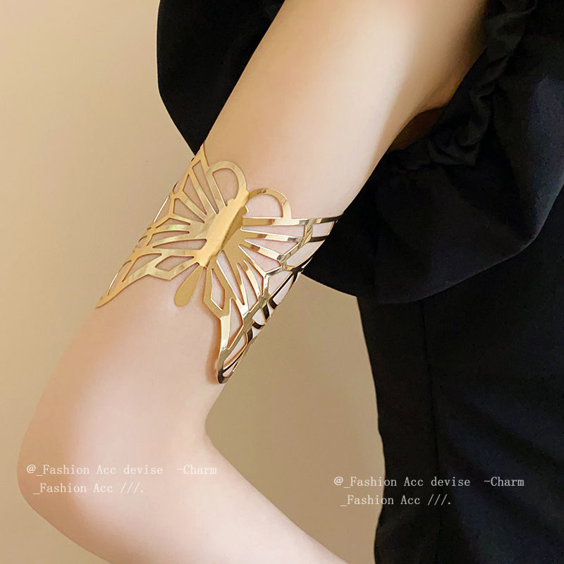 Pulsera plisada irregular de metal estilo europeo y americano fresco elegante pulsera personalidad de alto grado de lujo ligero pulsera al por mayor femenina