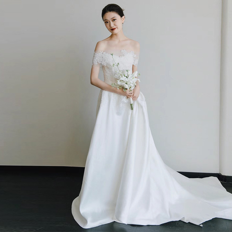 Forest-Style Strapless Light Wedding Dress with an Elegant and Fairy-Like Bride, Satin Engagement and Wedding Gown, Simple Welcome Travel Photography Veil