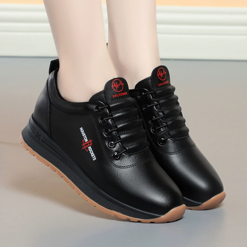 Новинка 2023 года, обувь для мам из мягкой кожи, спортивная обувь в клетку на мягкой подошве для среднего возраста, прогулочная обувь для среднего и пожилого возраста, нескользящая повседневная обувь