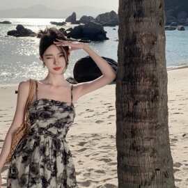 小众甜辣抹胸连衣裙女夏季法式收腰气质高级感水墨画褶皱碎花裙子