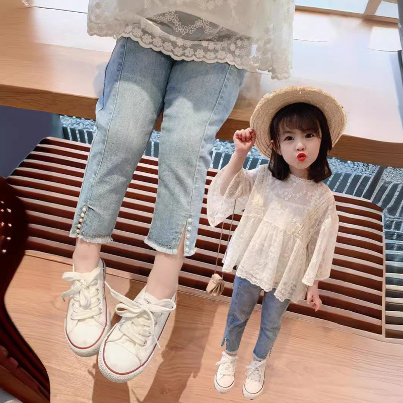 Jeans de pies pequeños para niñas 2025 primavera y otoño nuevos pantalones casuales de estilo occidental para niños coreanos pantalones largos de todo fósforo para niñas